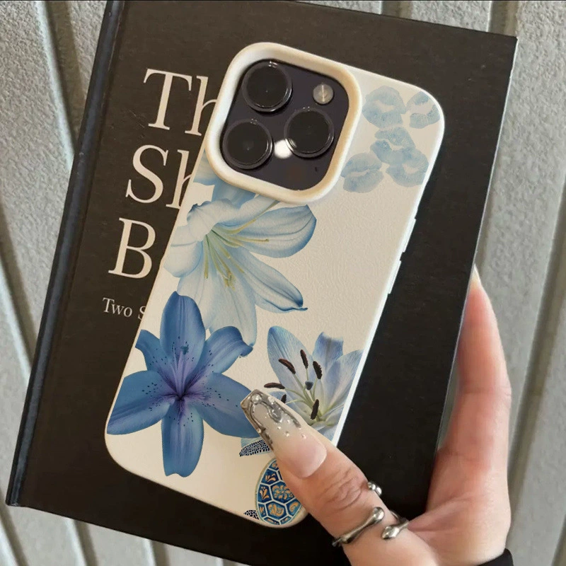 Чехол защитный Apple iPhone14, текстура «личи», цветочный узор с синими цветами, защитa от падений