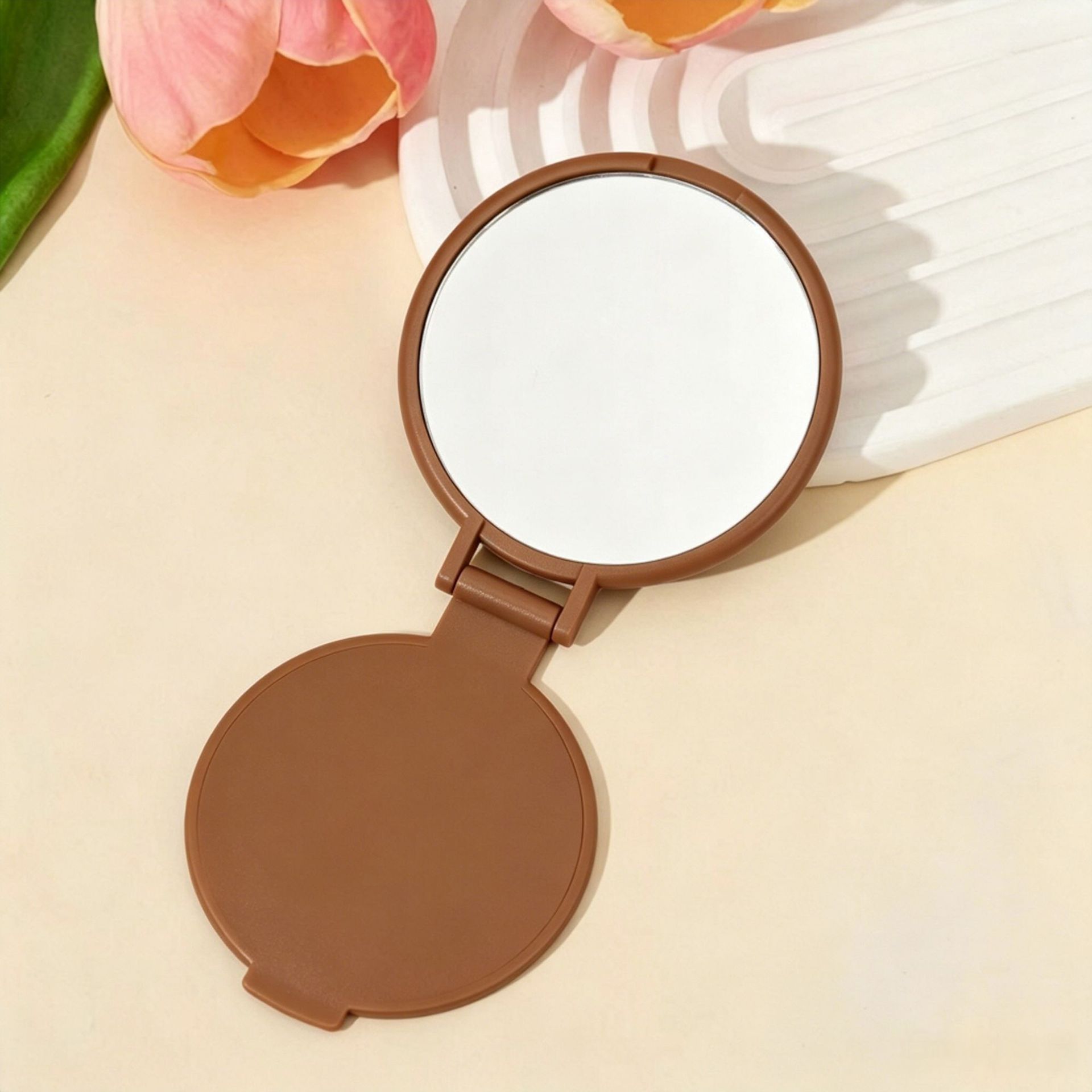 Espejo mini plegable conveniente para llevar con el cuerpo, espejo de maquillaje, espejo de bolsillo redondo, espejo pequeño, espejo publicitario, logotipo impreso, suministro de stock image 20