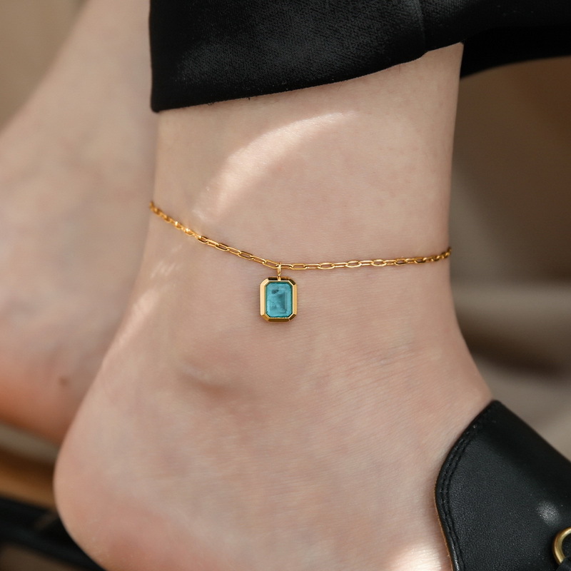 De alto grado blanco retro 18K chapado en oro cuadrado verde cristal tobillera nicho femenino diseño sentido luz lujo titanio acero no se desvanece