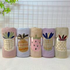 メーカーは厚い刺繍パイナップルタオルを提供しています。