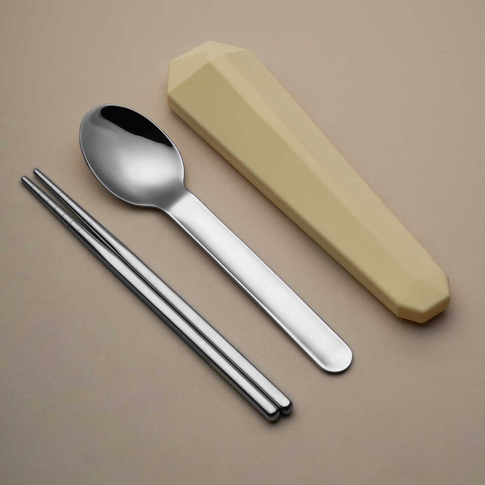 치즈 노란 숟가락과 젓가락