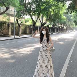 新中式水墨蝴蝶印花吊带连衣裙女气质高级感长款裙子2026夏季新款