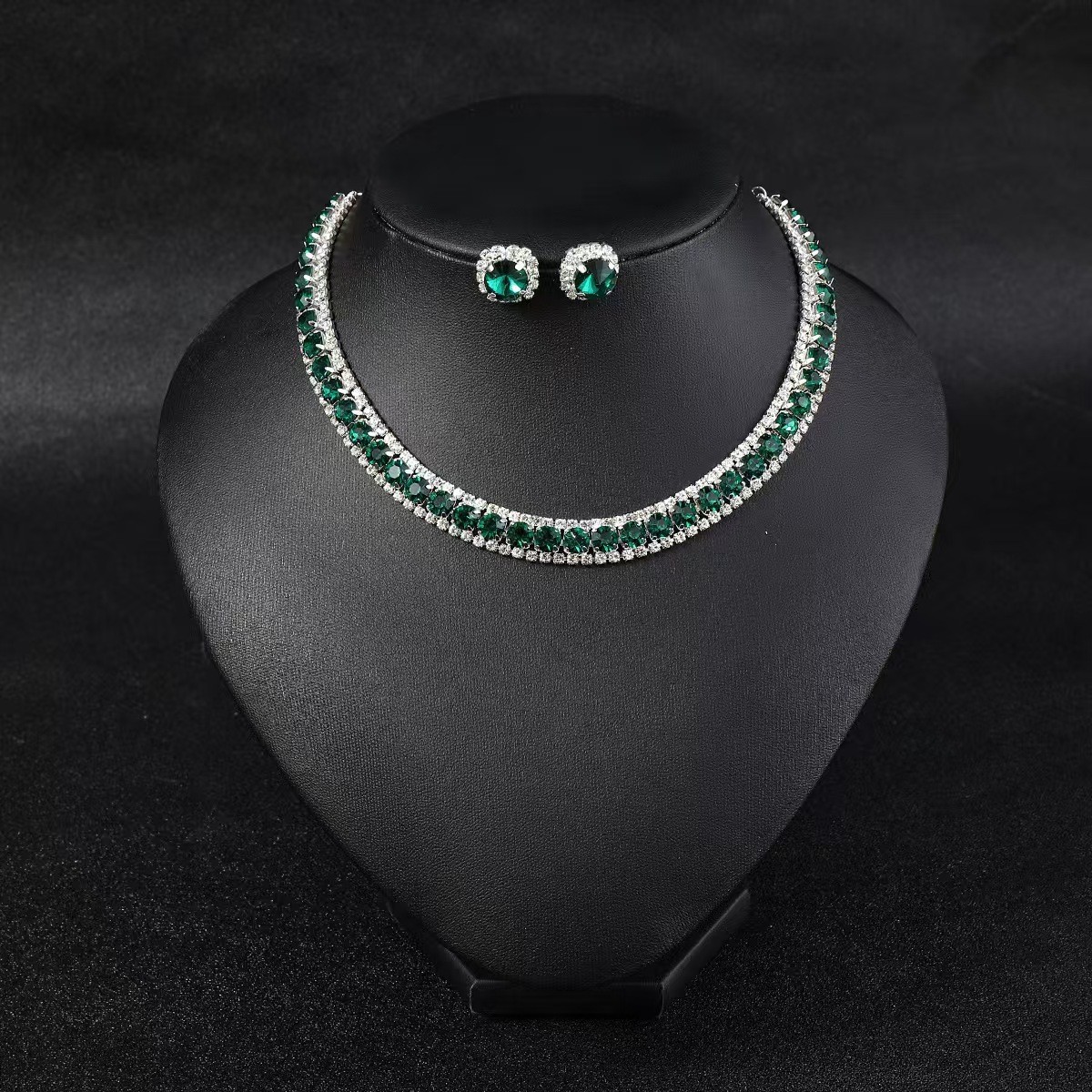 Cross-border bestselling fashion pearl necklace for women bridal jewelry earrings high-end luxury niche collarbone chain accessories