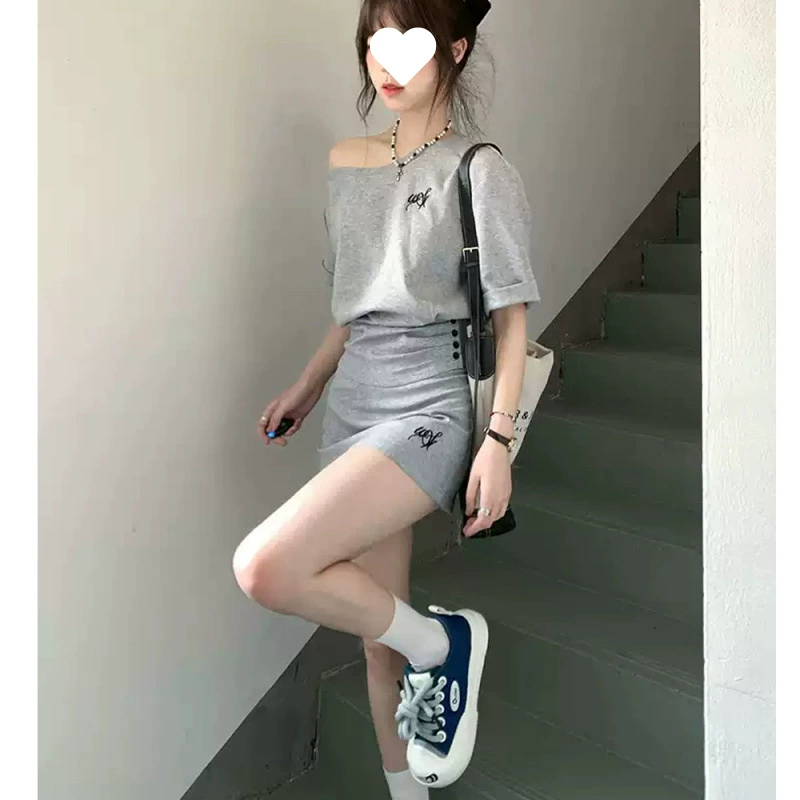 [Горячие продажи в магазине] Корейский летний повседневный спортивный костюм для женщин, уменьшающий возраст, простой, с завышенной талией, на одно плечо, с наклонными плечами, короткий