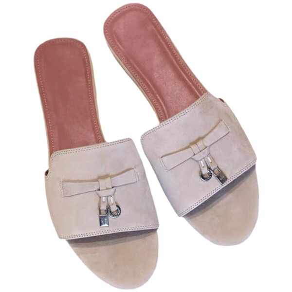 Fashionable retro slippers flat for leisure