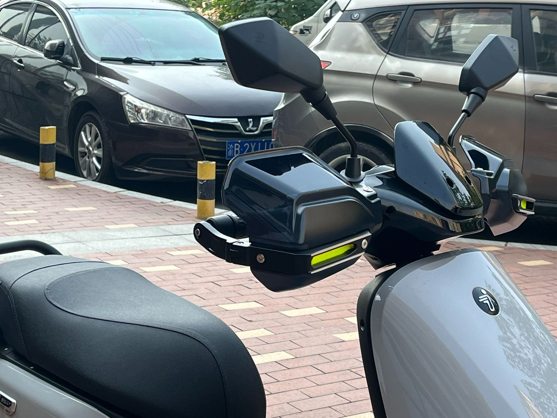 Motorcycle hand guards made of aluminum alloy, windproof, rainproof, and crash-resistant, universal modification protective gear