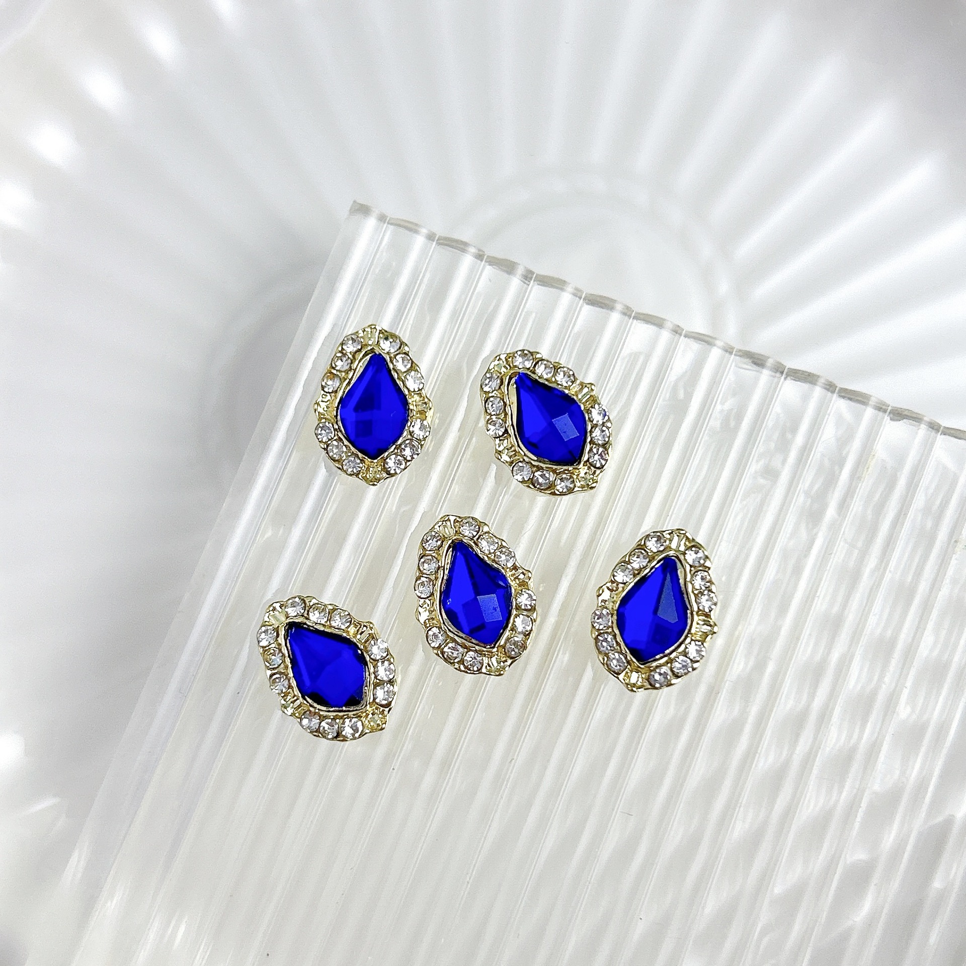 Nueva aleación china joyas de manicura taladro explosión grasa flash Fang amor gota de agua XiFeiYuan la misma armadura de la corte con taladro
