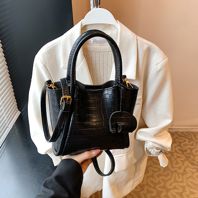 Bolso de canasta de verduras con patrón de cocodrilo transfronterizo para mujer 2025 nuevo bolso de cubo de mensajero casual simple de alta gama
