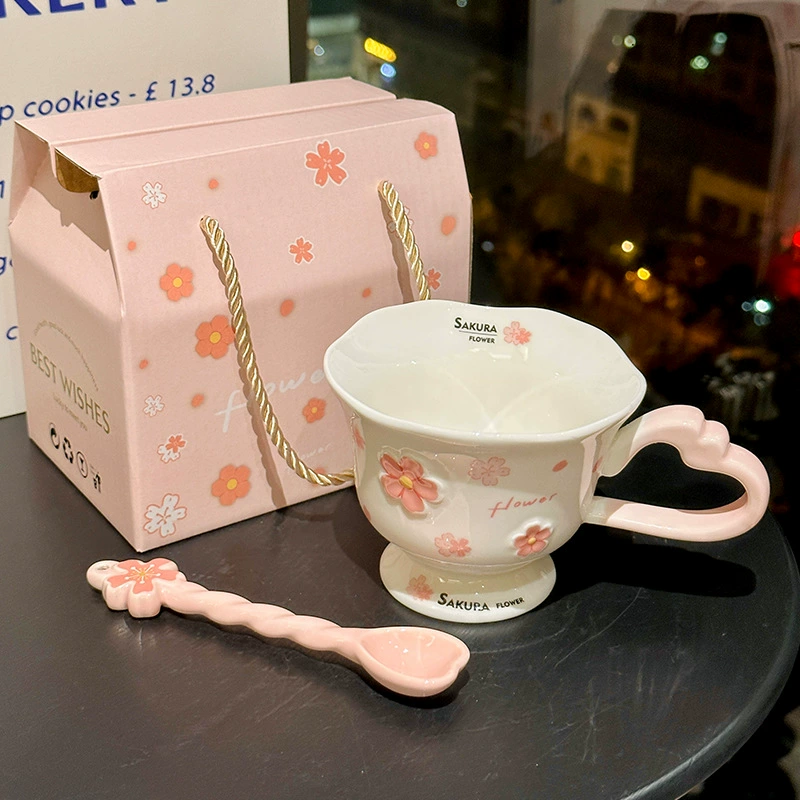Горшок-кубок сакура из керамики, 380 мл, ручка в форме сердца со spoon, узор цветочного рельефа