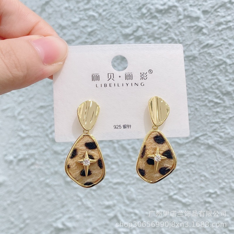 丽银/丽贝丽影早秋新款豹纹马毛系列棕色耳环几何造型925银针耳饰|undefined