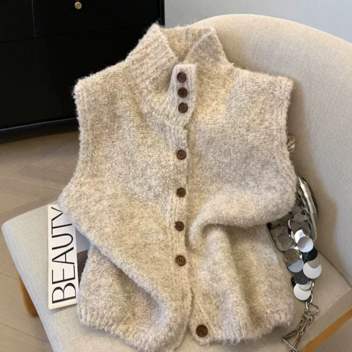 Stand-up collar single-breasted knitted vest cardigan for women, spring and autumn, European style, high-end, fashionable, soft and comfortable sleeveless vest outerwear.
