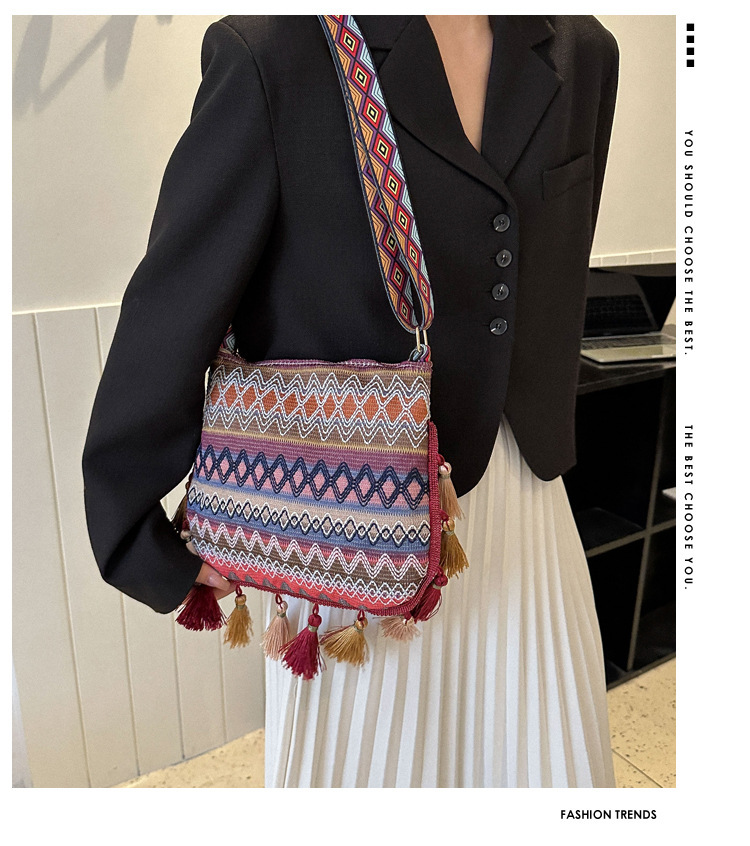 Women's Medium Special Geometric Ethnic Style Tassel Zipper Crossbody Bag display picture 1