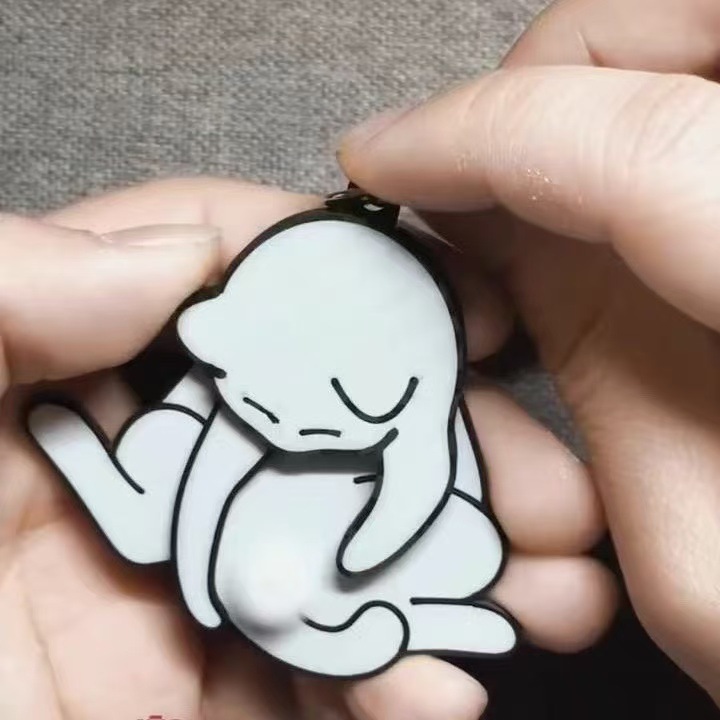 Colgante de acrílico de gatito creativo, accesorios de llavero girables, mochila escolar de dibujos animados para estudiantes, adornos para niños, personalidad, todo fósforo