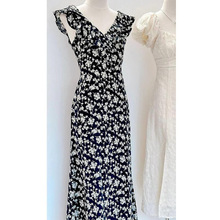 设计感碎花小飞袖连衣裙夏季2025新款法式赫本风修身小众V领中裙