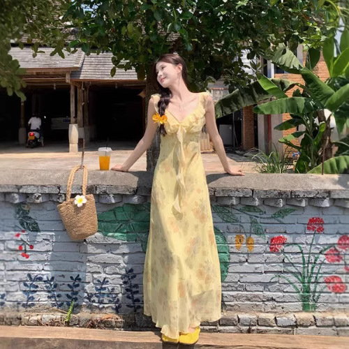 2025 New Summer Style Hip-Hugging Fishtail Long Skirt Yellow Floral V Neck French Print Elegant Slimming Look Dress