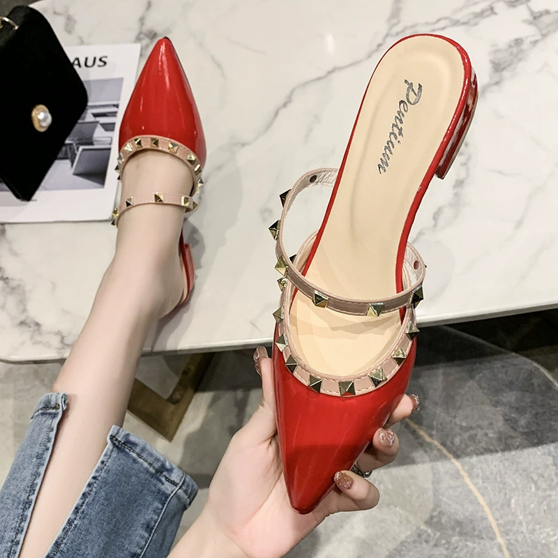 Модные заклепки с головкой половинной тапочкой для женщин, носимых весной 2022 новый дикий низкий каблуковый наконечник толстые каблуки холодные тапочки летом