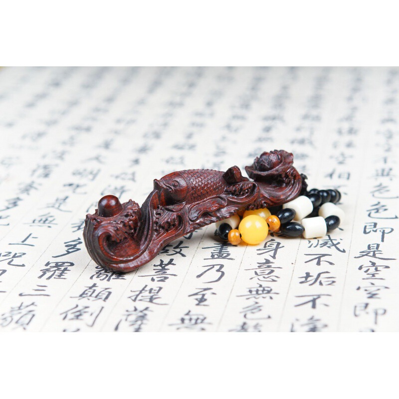 紫檀木の彫刻は壺の福袋を手にして、手にします。|undefined