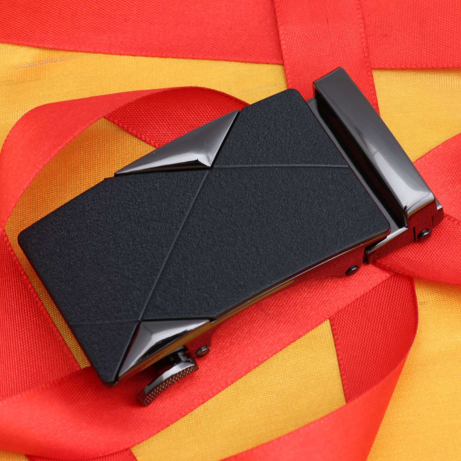 Hongsheng fábrica 4,0 primavera cinturón hebilla automática hebilla esmerilado hebilla de cinturón de los hombres Aleación de superficie negra hebilla de dos piezas