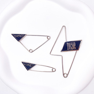 Niche design triangle letter P home pin shoe buckle brooch ins simple all-match Fashion women's clothing accessories pin