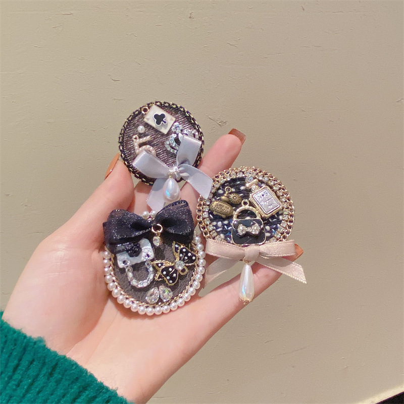 Japanese and Korean high-end brooches with a retro Chanel-style, elegant, trendy, retro, high-end, diamond-studded pin outerwear accessories.