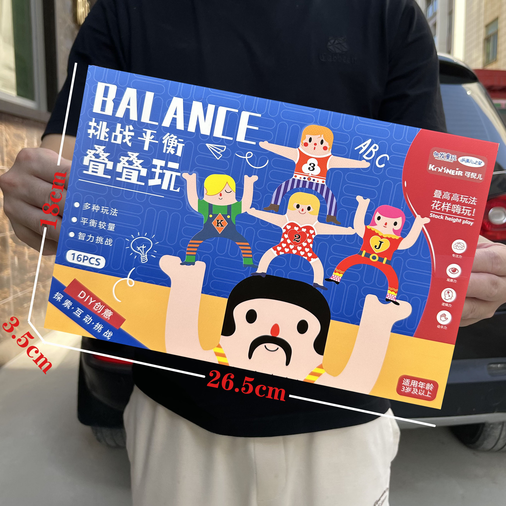 子供のままごとは楽しくて、ミニの食事をします。
