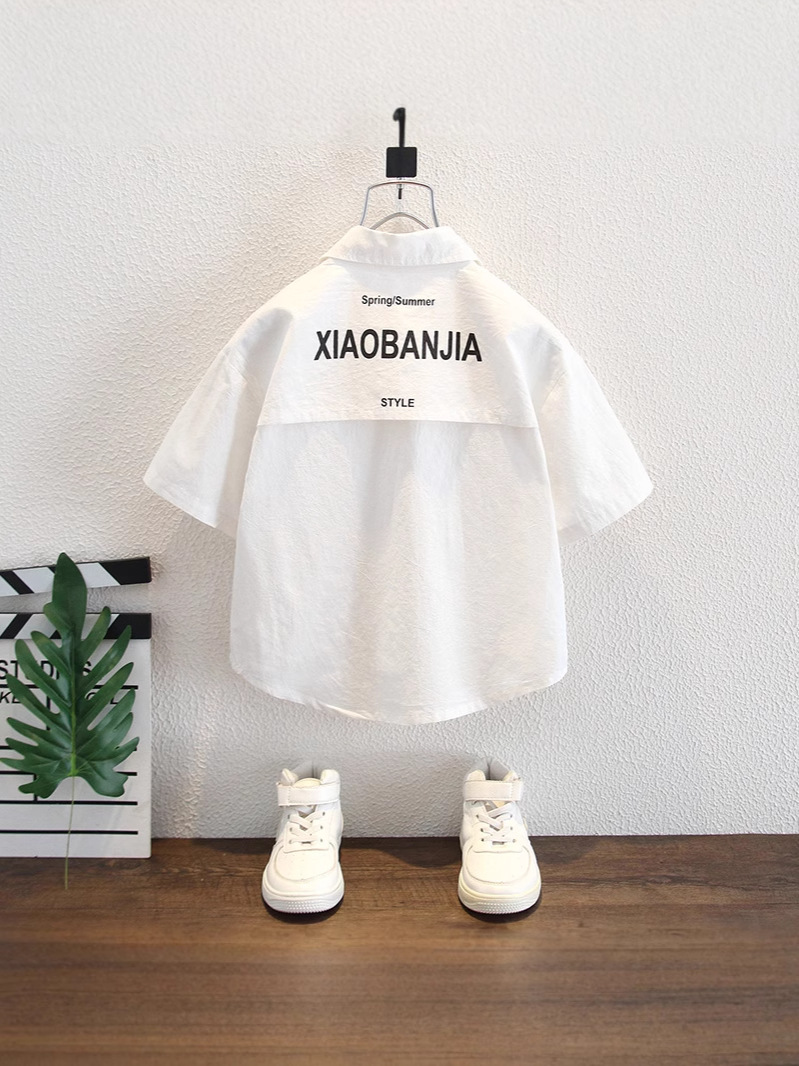 8024 camisa blanca de manga corta para niños verano 2025 nuevo estilo chico guapo y moderno vestido de verano para niños guapo top guapo