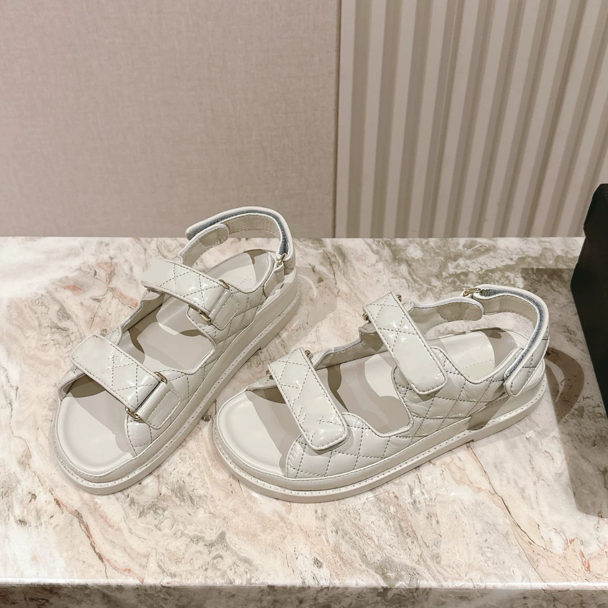 Fashionable summer beach sandals with velcro platform for leisure, Chanel style