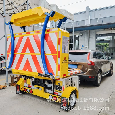 Anti-Collision Buffer Vehicle Trailer Equipped Yol təhlükəsizliyi bufer maşını