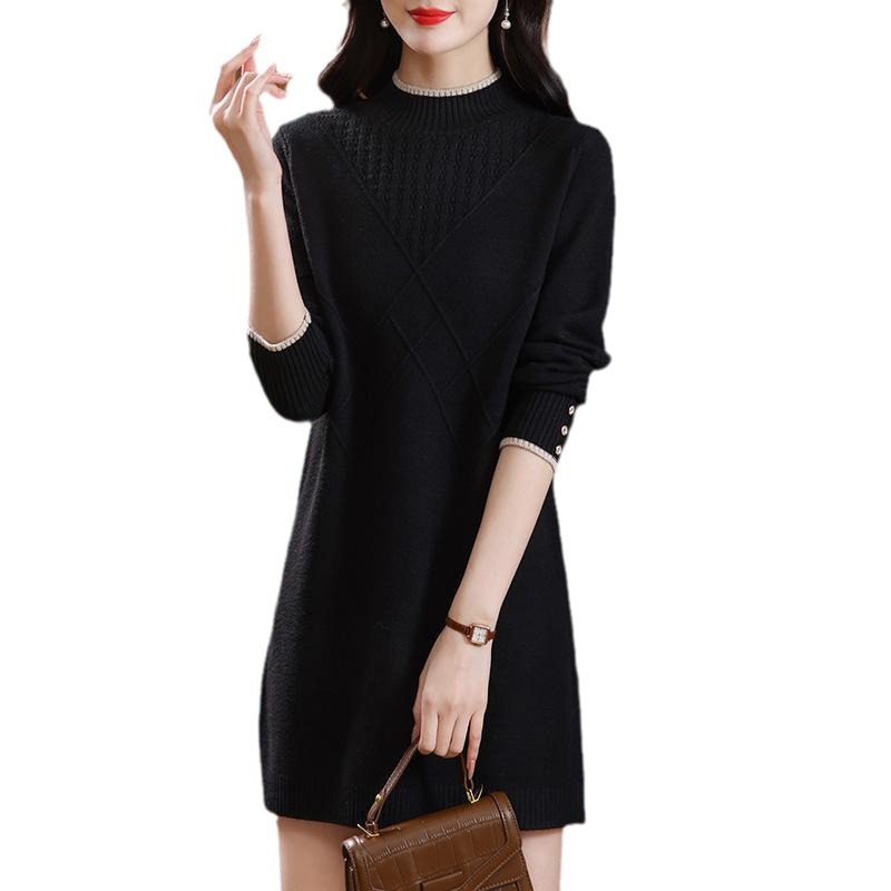 中長のセーターの女性がお尻を遮る洋気秋冬2024の新型の半高襟の底のシャツを厚くしてコートの中に合わせます。