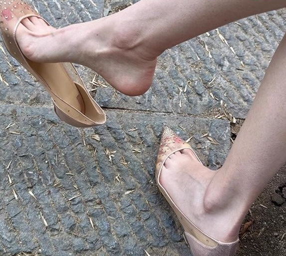 2025 新しいシャンパンカラーの美しいメッシュラインストーンポインテッドトゥパンプス女性の夏の新しいフレンチスタイル|undefined