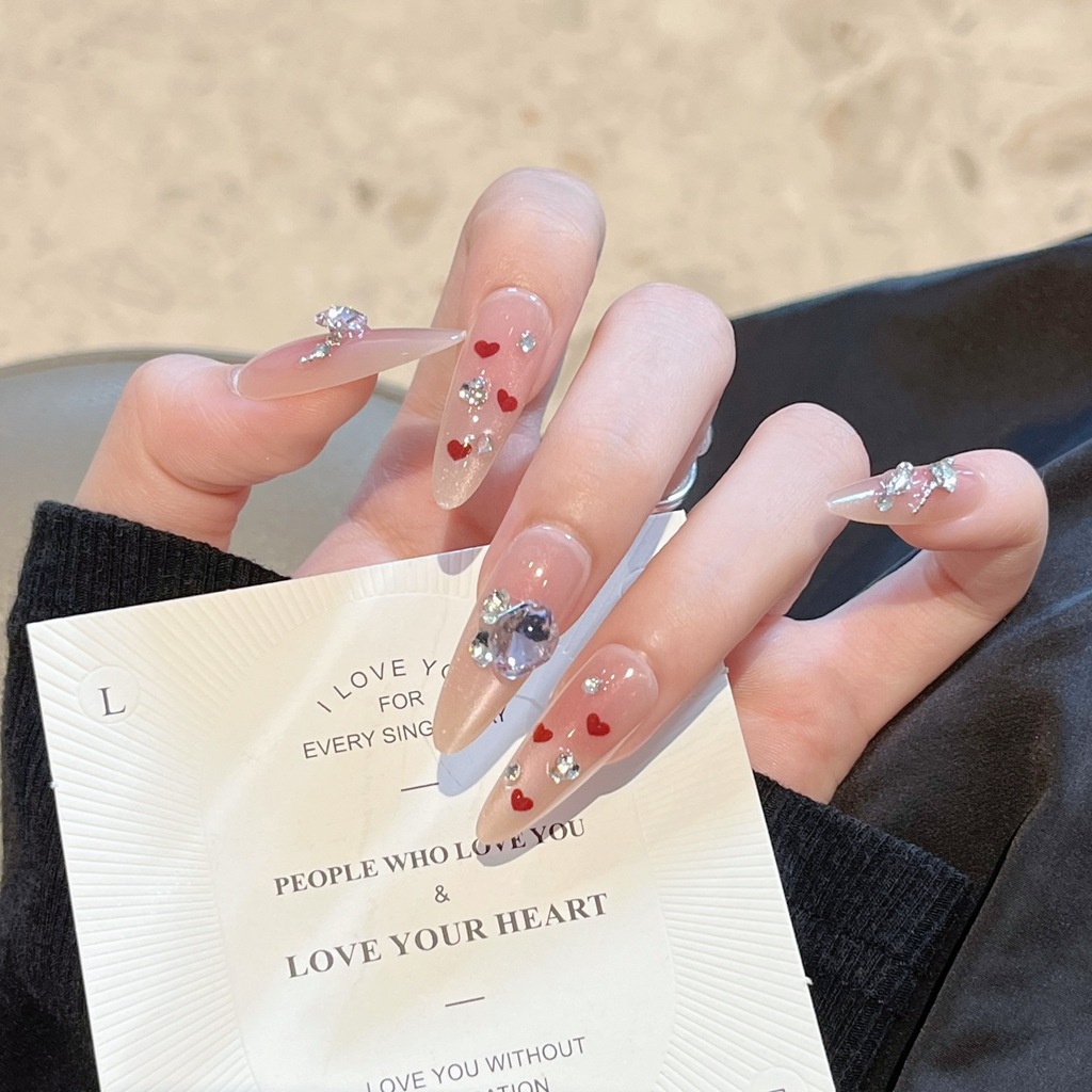 Pequeño libro rojo estilo caliente ojo de gato amor armadura de vestir dulce pieza de uñas desmontable almendra larga fábrica al por mayor manicura