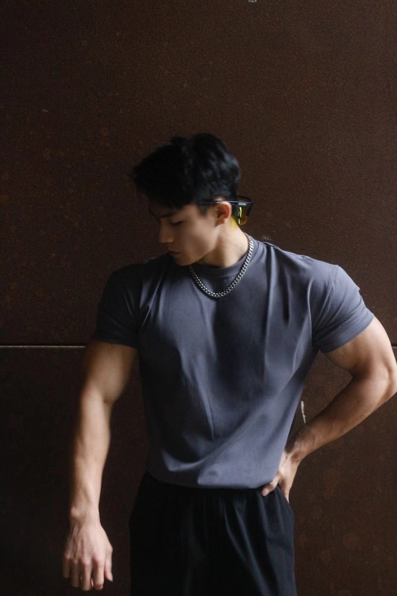 темно-серый