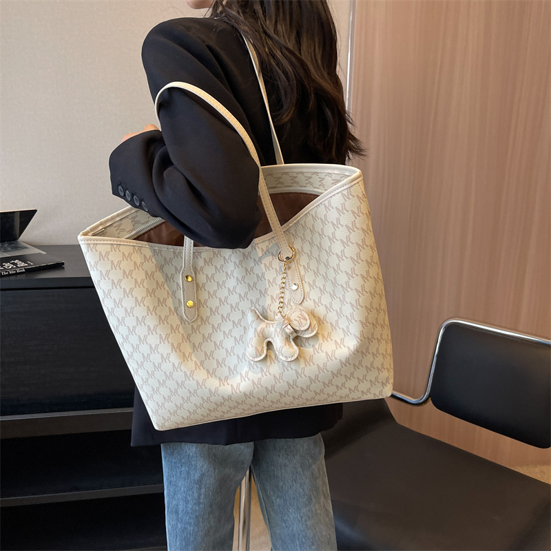 Bolso de alta sensación para mujeres 2025, nuevo tipo de bolso de mano, bolso de viaje de moda universal, bolso de hombro de gran capacidad