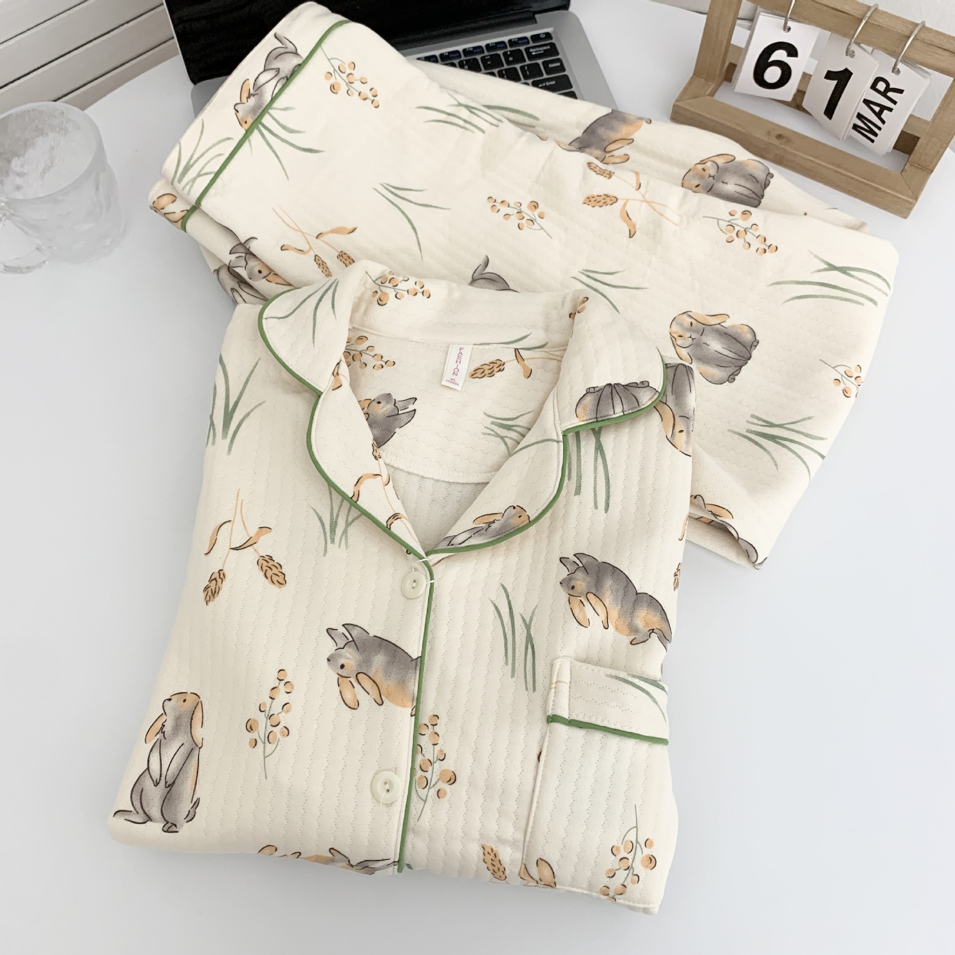 Lápices japoneses pequeños nuevos pijamas de algodón de aire primavera / otoño / invierno mezclado lindo cálido dibujos animados conjunto de ropa para el hogar