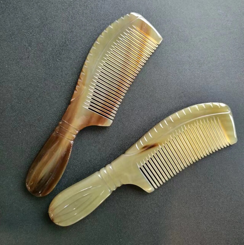 牛の角の双節の取っ手の櫛の逸品の厚い金の彫刻の工芸の櫛の牛の角のマッサージの櫛の経絡の牛の角の櫛|undefined