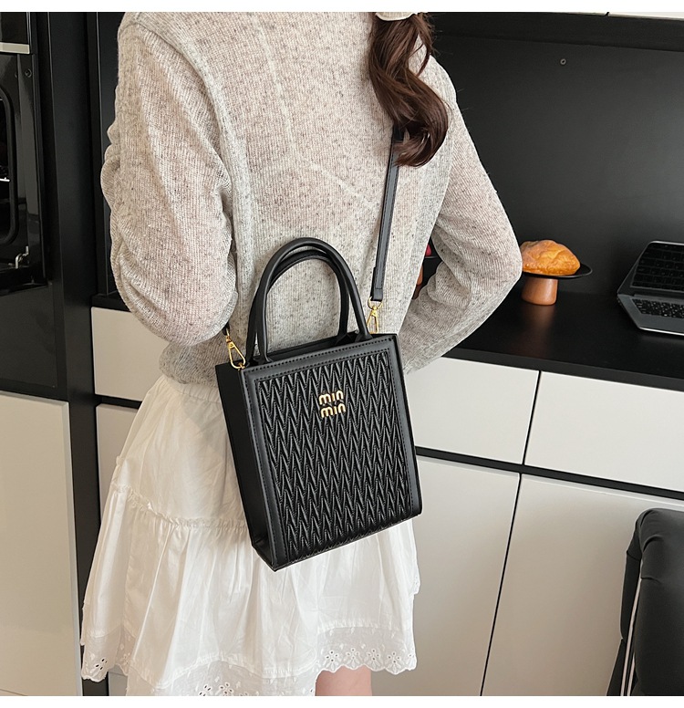This year, the "Small Bag Women 2025" new trendy summer fashion, versatile and niche design hand-held shoulder crossbody bag is in vogue undefined