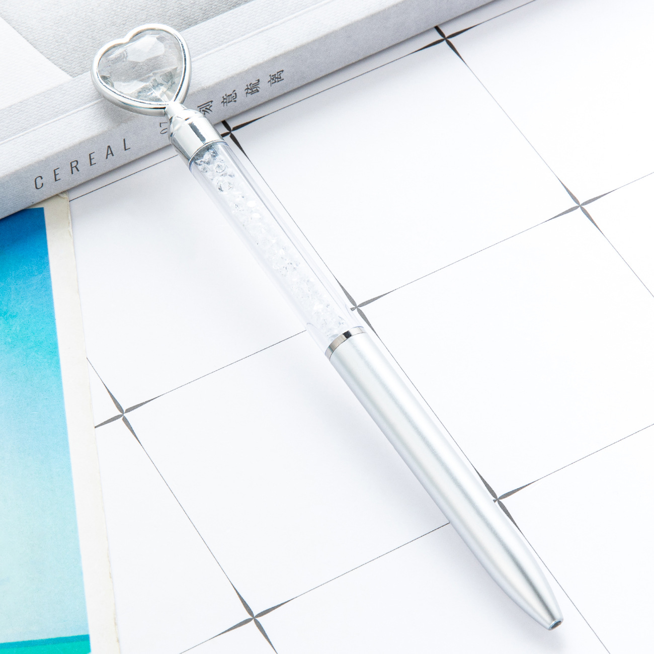 Bolígrafo de plástico amor al por mayor imprimible logotipo hotel publicidad bolígrafo de regalo creativo bolígrafo de cristal multicolor