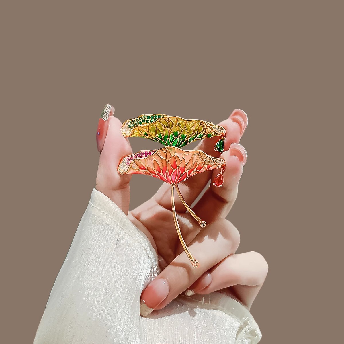 Niche Design Lotus Leaf Brooch High-end Women's Exquisite Corsage High-end Creative Pin Elegant Cardigan Suit Accessories