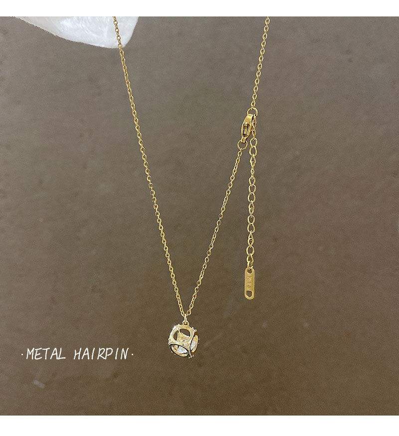 Korean Titanium Steel Necklace Female Niche Design Zircon Square Pendant Clavicle Chain display picture 3