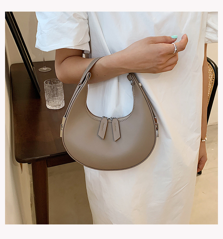 Personalized Crescent Handbag Textured Underarm Bag display picture 3