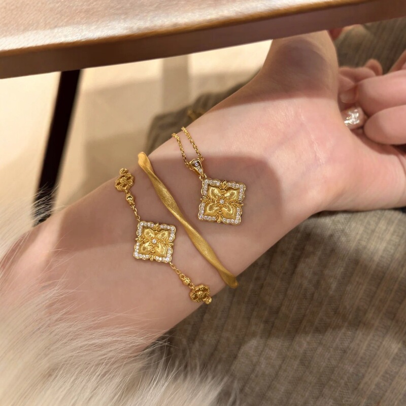 Little Red Book's Same Style Four-Season Gilt Ancient Brushed Bracelet and Necklace Set Accessible Luxury Four-Leaf Clover Palace Retro Style