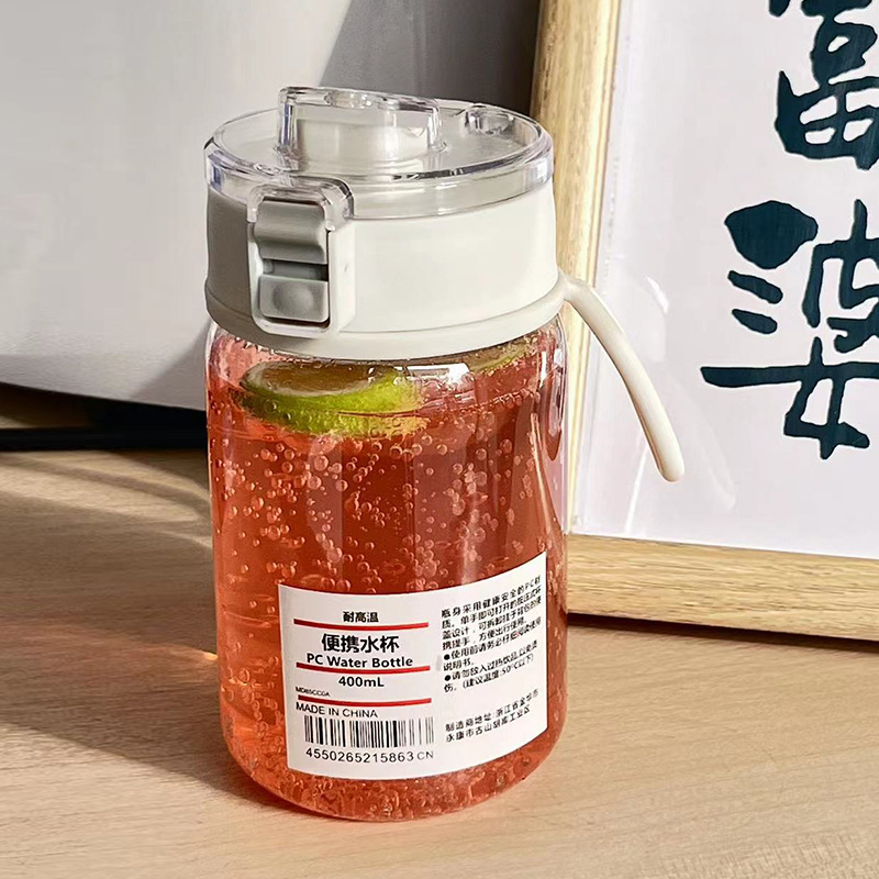 Taza portátil de verano simple resistente a altas temperaturas para estudiantes Taza de agua de plástico portátil plana no impresa con compartimento de té