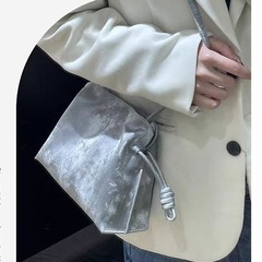 【現物】新中国風真皮雲バッグ斜めショルダーバッグのひもが柔らかい牛革福袋バケツバッグの女性