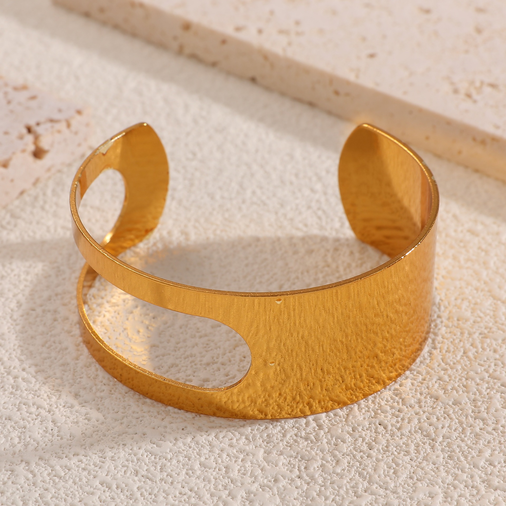 Europa y los Estados Unidos oro galvanizado imitación de frita abertura pulsera temperamento pulsera de moda transfronteriza lujo ligero alta sensación de joyas al por mayor