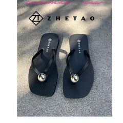 Zhetao2024春夏i新型の人の字は平の純色の光沢のボールの砂浜を引きずって足の指のスリッパを挟みます。