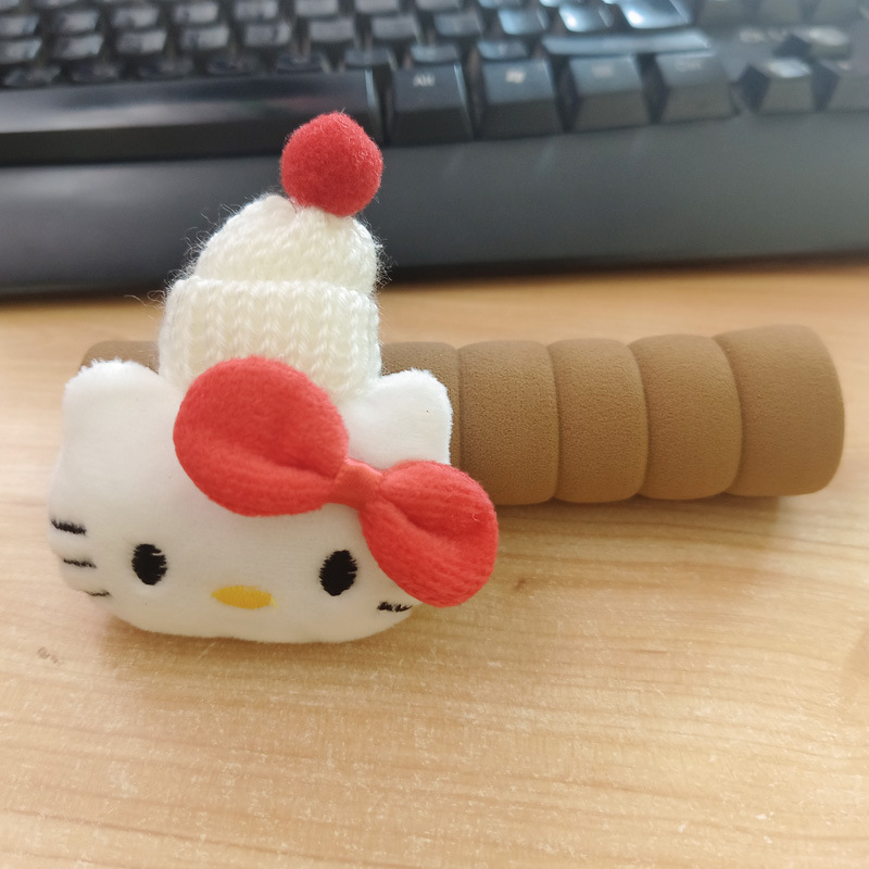 흰색 모자와 빨간색 kt 커피 도어 핸들 장갑 한 쌍