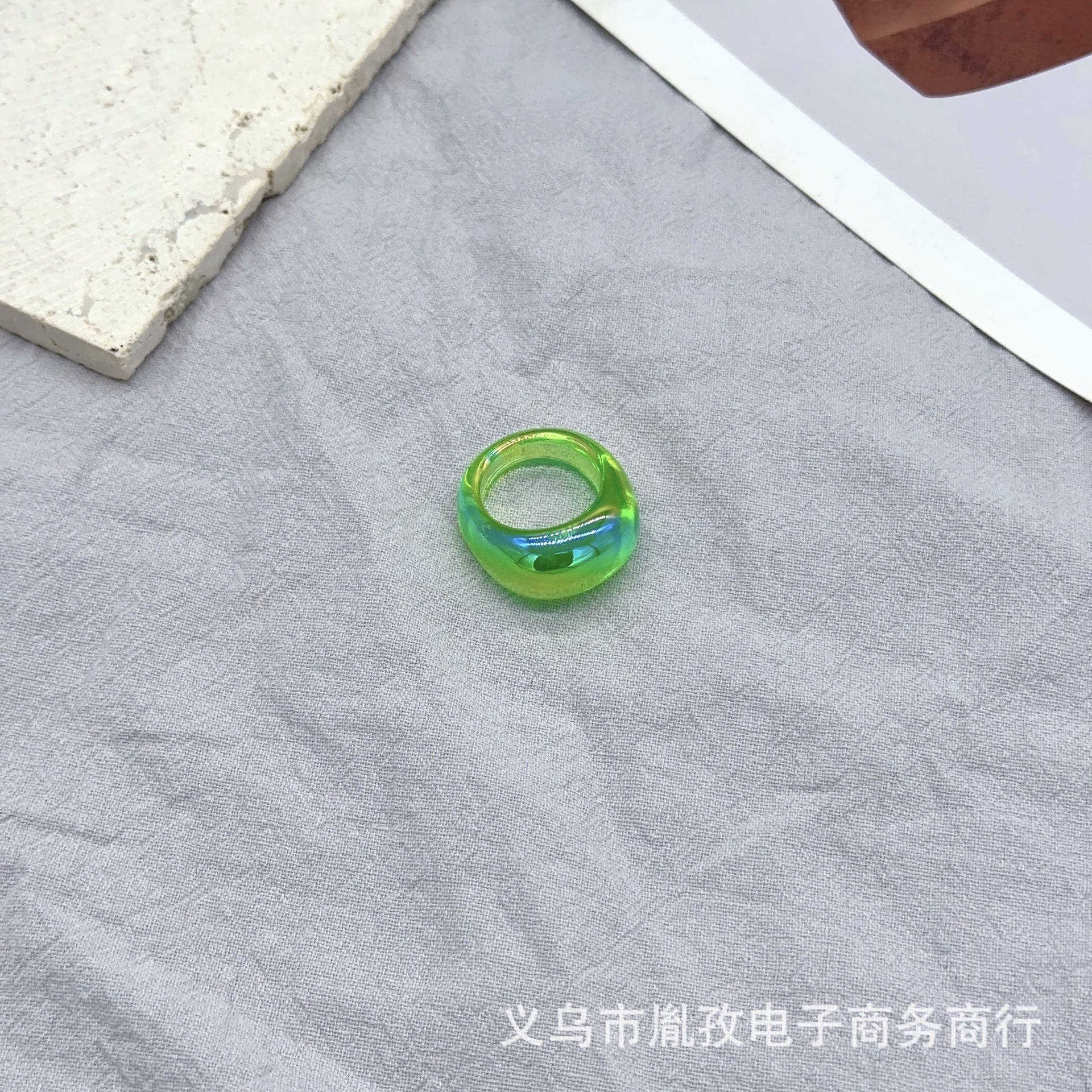 Nuevo japonés y coreano ins estilo neto rojo retro colorido resina acrílico anillo de las mujeres de moda simple estilo frío anillo