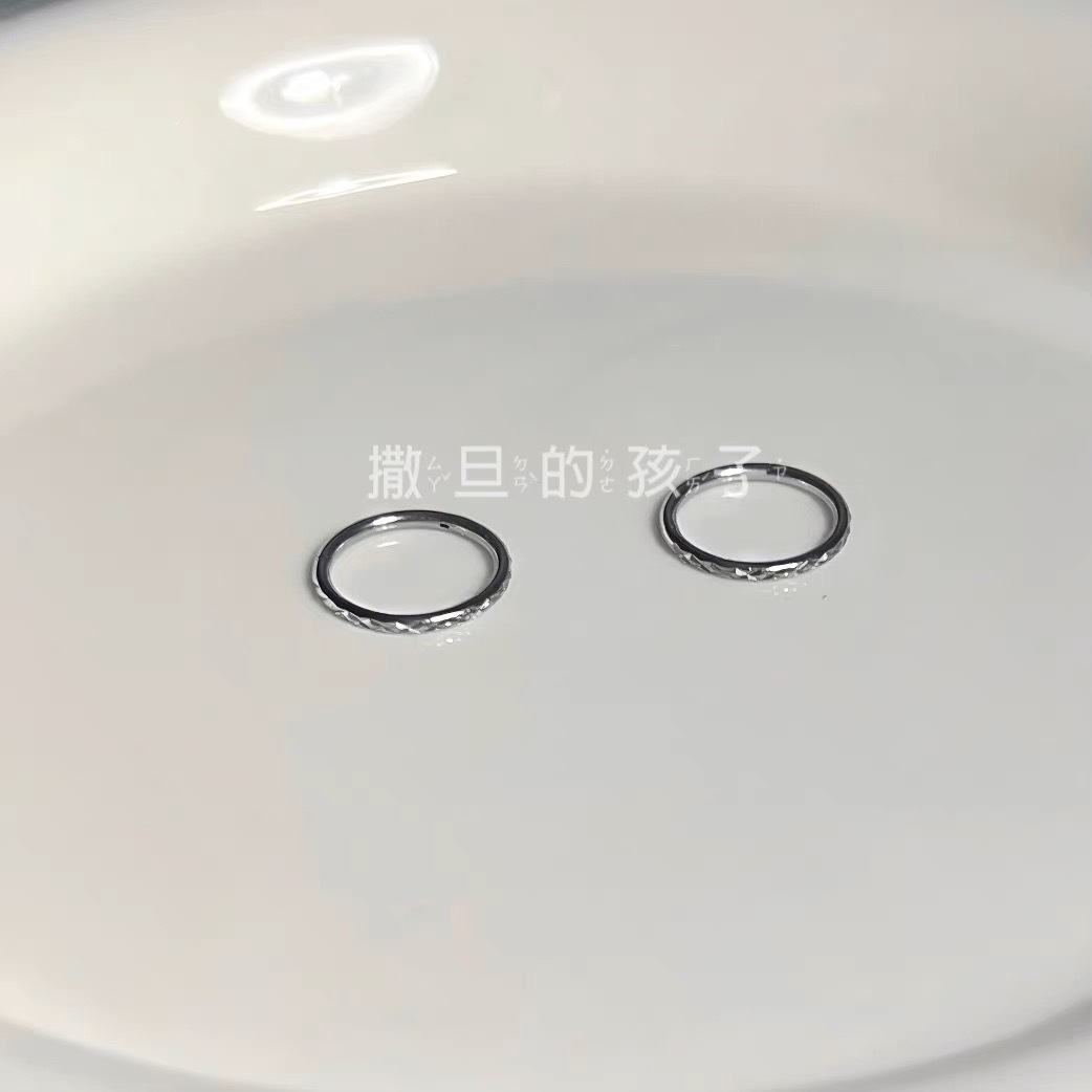 16G labret stud size and finish detail