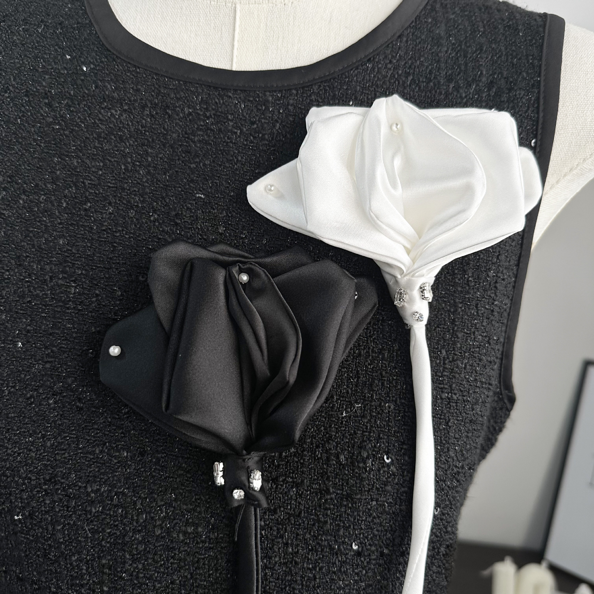 Satín negro y blanco dos colores accesorios de flores tridimensionales flores de ropa DIY más pin vestido accesorios de joyas flores decorativas