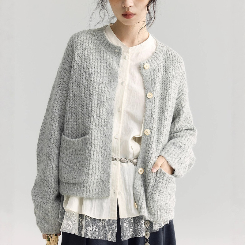 "White Drawing Workshop" "Autumn Leaves Whisper" Selected Alpaca Wool Yarn Texture Atmosphere-Enhancing Round-Neck Knitted Cardigan "White Drawing Workshop" "Autumn Leaves Whisper" Selected Alpaca Wool Yarn Texture Atmosphere-Enhancing Round-Neck Knitted Cardigan